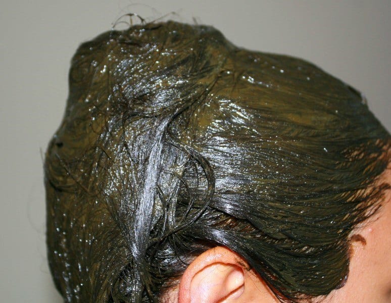 Read more about the article बालों में मेहंदी लगाने के फायदे और नुकसान