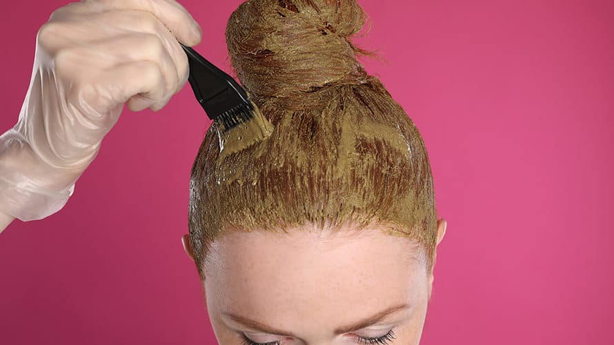 Read more about the article बालों में मेहंदी लगाने का 6 सही तरीका | बालों पर मेहंदी कैसे लगाएं