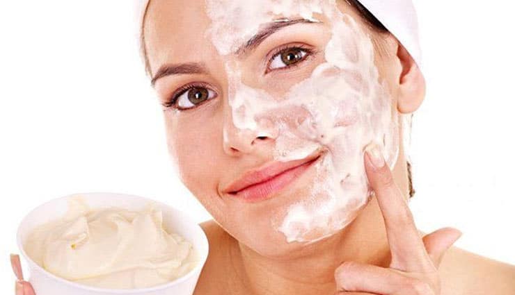 Read more about the article चेहरे पर दही लगाने के फायदे व नुकसान | Curd Benefits For Skin in Hindi