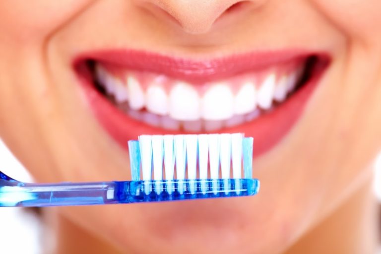 दांत साफ करने का आसान तरीका व घरेलू उपाय | Home Teeth Cleaning Tips Hindi