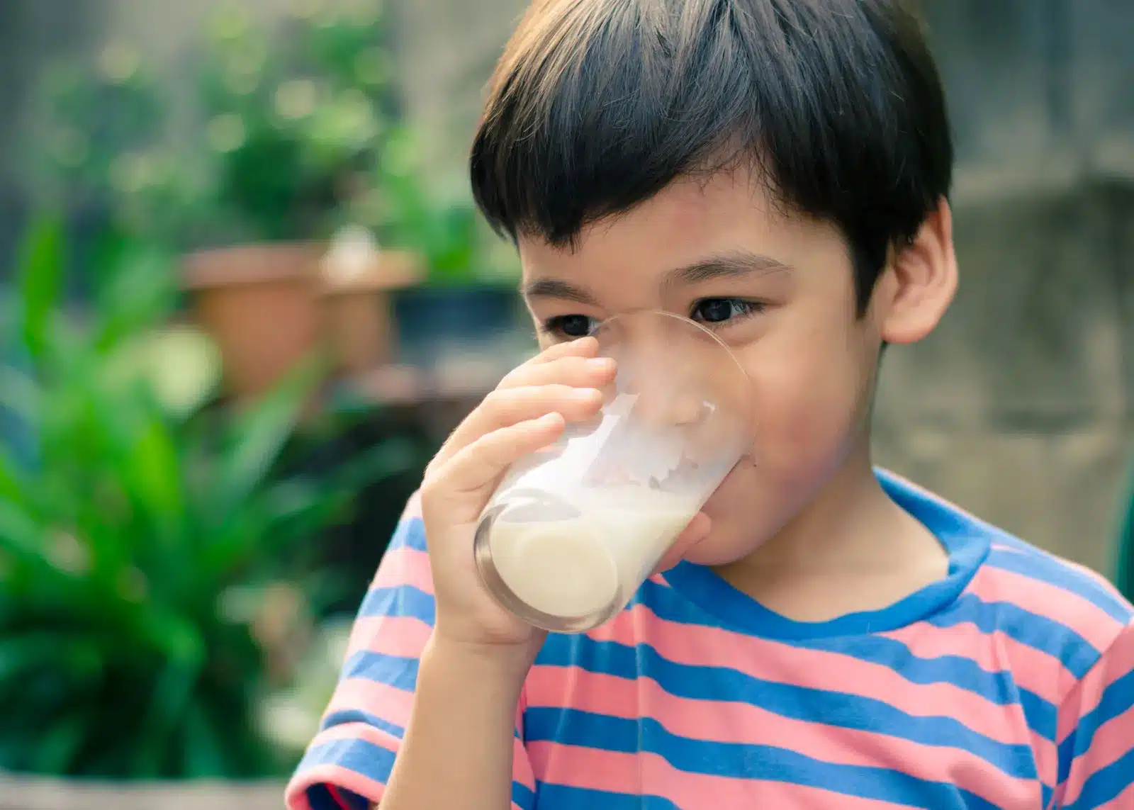 Read more about the article 1 दिन में रोज दूध कब कितना पीना चाहिए (सही समय व तरीका)