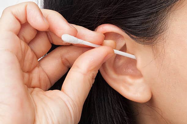 Read more about the article कान की मैल गंदगी कैसे साफ करें 5 शुरक्षित तरीका | Ear Cleaning Tips Hindi