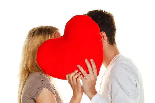 Read more about the article लड़की को किस कैसे करें | First Kiss करने का सही तरीका