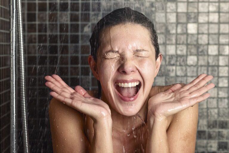 ठंडे पानी से नहाने के फायदे और नुकसान | Cold Water Bath Benefits & Side Effects Hindi